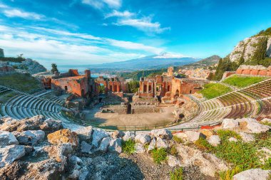 T Taormina ve Etna yanardağ antik Yunan tiyatrosu kalıntıları