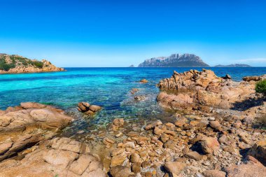 Sahil kenarındaki Porto Taverna 'nın kayalıklarıyla muhteşem masmavi bir su..