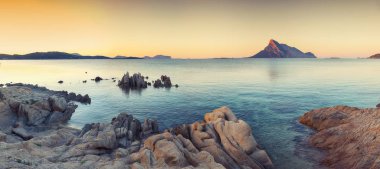 Güneşte plaj Porto Taverna yakın kayalar ile Fantastik masmavi su