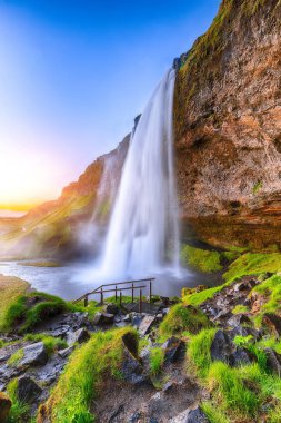 Gün batımında İzlanda Güzel Seljalandsfoss şelale