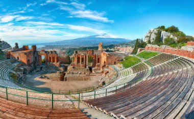 T Taormina ve Etna yanardağ antik Yunan tiyatrosu kalıntıları