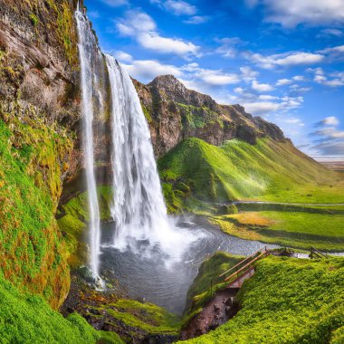 Güneşli bir günde İzlanda Fantastik Seljalandsfoss şelale.
