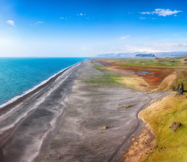 Dyrholaey burundan Kirkjufjara siyah kumlu plaj görünümü