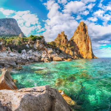 Punta Pedra Longa'nın muhteşem manzarası ve denizde masmavi su.