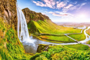 Gün batımında İzlanda Güzel Seljalandsfoss şelale