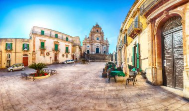 Modica ve Duomo meydanıbarok Saint George katedrali