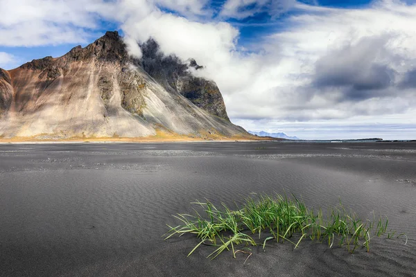 Dramatisk solig dag och vackra veckade svart sandstrand och GRE — Stockfoto