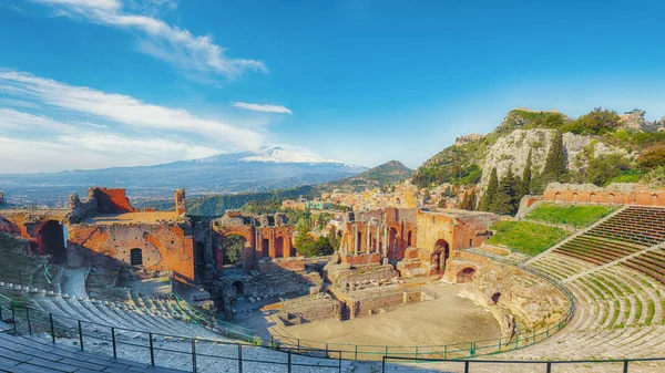 Ruins of ancient Greek theater in Taormina and Etna volcano in t — Stock Photo, Image