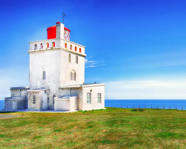 Paysage avec phare blanc au cap Dyrholaey — Photo