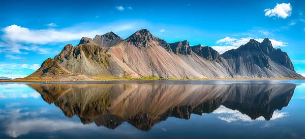 Herrlicher sonniger Tag und herrliche Spiegelung des Vestrahorngebirges — Stockfoto