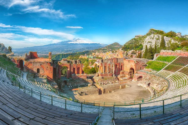 Ruinen des antiken griechischen Theaters in Taormina und des Vulkans Ätna in — Stockfoto