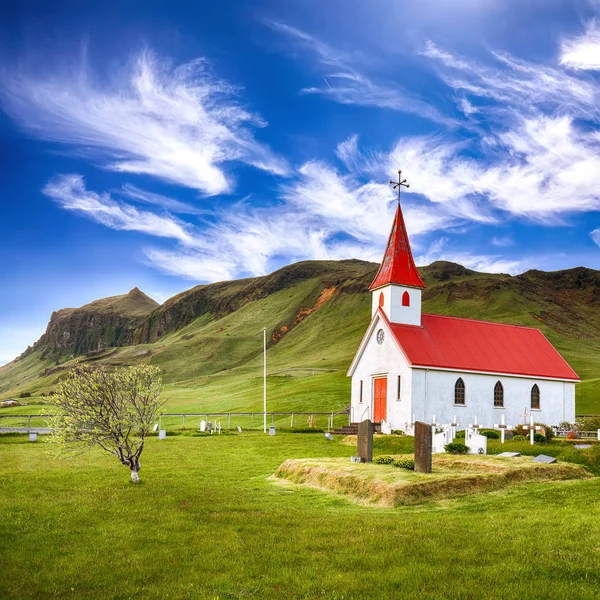 Reyniskirkja - tipica chiesa islandese sulla strada per Reynisfja — Foto Stock