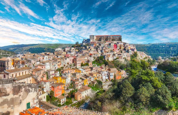 Sicilya'daki eski barok Ragusa Ibla kasabasında gün doğumu