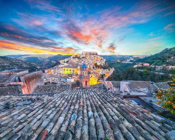 Pôr do sol na antiga cidade barroca de Ragusa Ibla, na Sicília — Fotografia de Stock