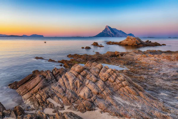 梦幻般的蔚蓝海水与岩石附近的海滩波尔图塔弗塔纳在阳光下 — 图库照片
