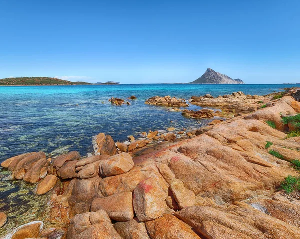 Fantastisch azuurblauw water met rotsen vlakbij strand Porto Taverna. — Stockfoto