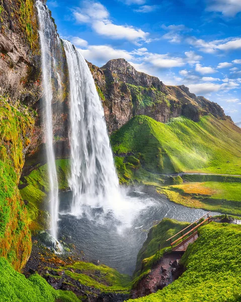 Fantasztikus Seljalandsfoss vízesés Izlandon napsütéses napon. — Stock Fotó