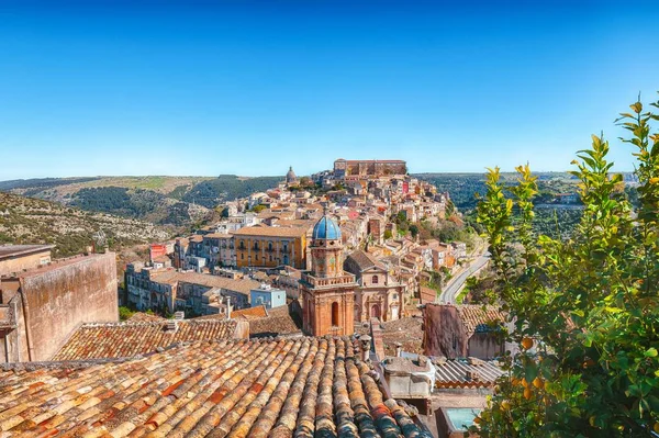 Sicilya'daki eski barok Ragusa Ibla kasabasında gün doğumu