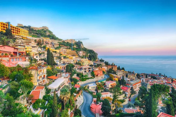 Aguas azules aguamarinas de mar y fantástico paisaje urbano de Taormi — Foto de Stock