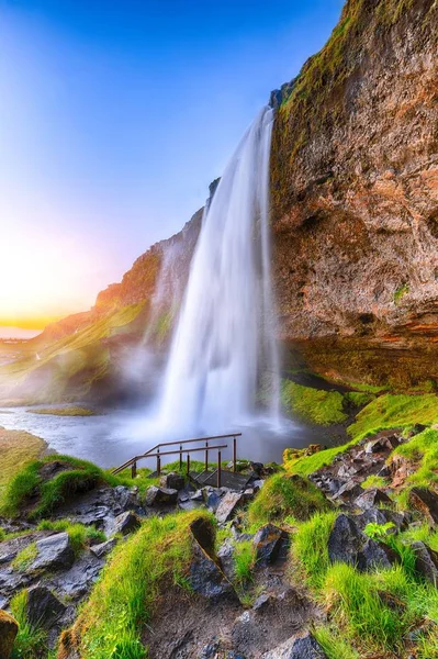 Gyönyörű Seljalandsfoss vízesés Izlandon a naplemente alatt — Stock Fotó