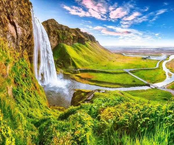 Hermoso paisaje de la majestuosa cascada de Skogafoss en el país — Foto de Stock