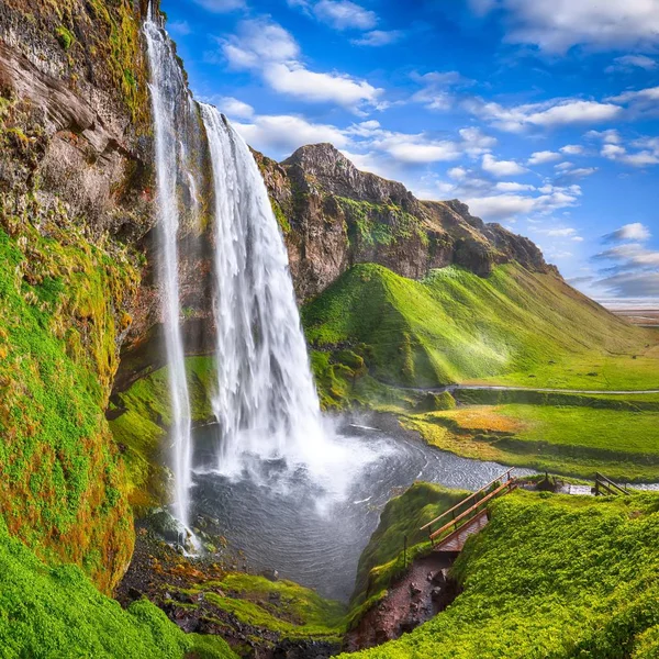 Fantastyczny wodospad Seljalandsfoss w Islandii w słoneczny dzień. — Zdjęcie stockowe