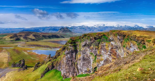 Blick auf kirkjufjara schwarzen Sandstrand von dyrholaey Vorgebirge — Stockfoto