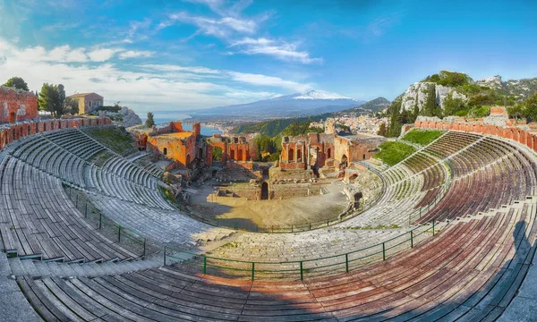 Ruïnes van het oude Griekse theater in Taormina en de Etna-vulkaan in t — Stockfoto