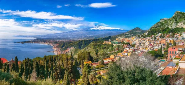 Taormina tatil köyleri ve Etna vol yakın deniz Akuamarin mavi suları — Stok fotoğraf