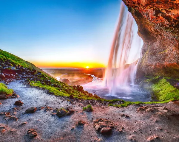 Vackra Seljalandsfoss vattenfall på Island under solnedgången — Stockfoto