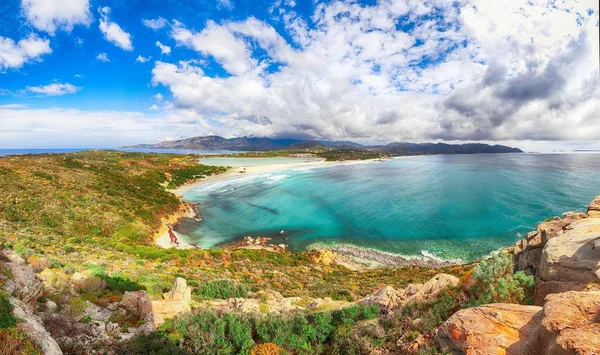 Vue fantastique sur la lagune de Porto Giunco avec de l'eau turquoise et — Photo