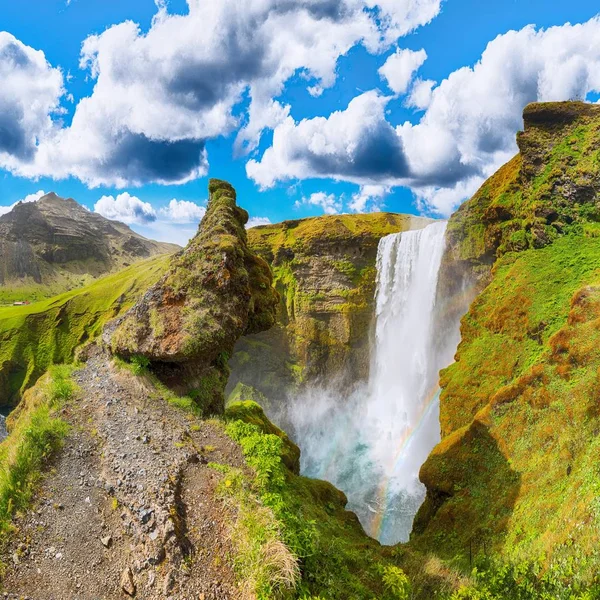 Gyönyörű táj a fenséges Skogafoss vízesés az országban — Stock Fotó