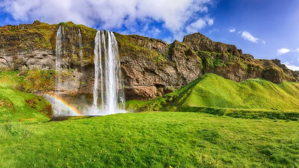 Fantasztikus Seljalandsfoss vízesés Izlandon napsütéses napon. — Stock Fotó