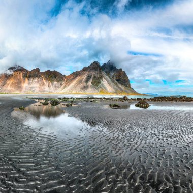 Dramatik güneşli gün ve Sto muhteşem dalgalı siyah kum plaj