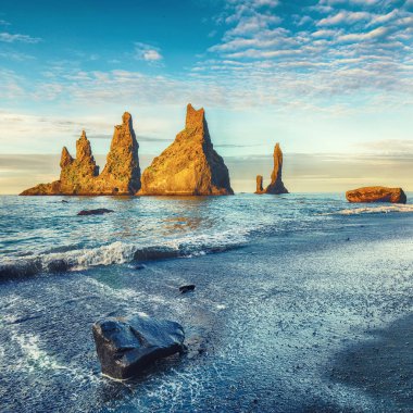 Siyah plaj Re kaya oluşumları Troll Toes Inanılmaz görünümü