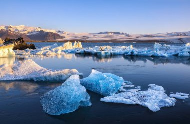 Jokulsarlon buzul yüzen buzdağları ile Beautifull manzara