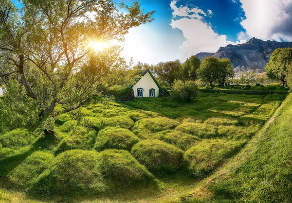 일몰 동안 잔디 꼭대기 교회 호프스키르캬 (Hofskirkja)의 그림 같은 전망. — 스톡 사진