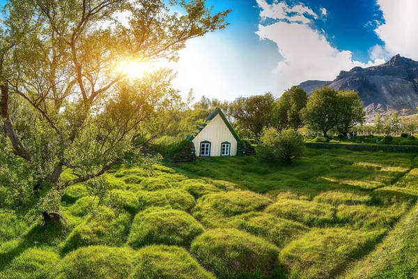 일몰 동안 잔디 꼭대기 교회 호프스키르캬 (Hofskirkja)의 그림 같은 전망. — 스톡 사진