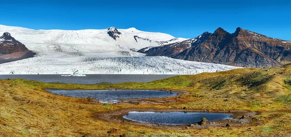 Vista panorámica del glaciar Fjallsarlon Laguna y musgo de color en —  Fotos de Stock