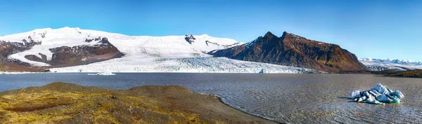 漂浮在Fjallsarlon g的融化冰山的全景 — 图库照片