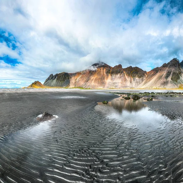 Dramatischer sonniger Tag und traumhafter schwarzer Sandstrand am Meer — Stockfoto