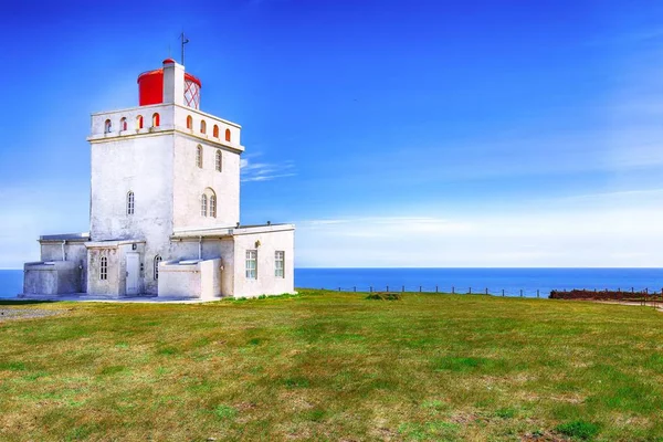 Landschap met witte vuurtoren bij Cape Dyrholaey — Stockfoto