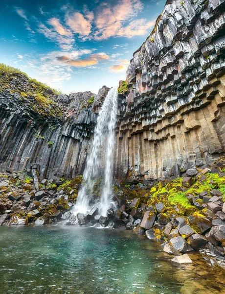 Удивительный вид на водопад Свартифосс с базальтовыми колоннами на Суте — стоковое фото