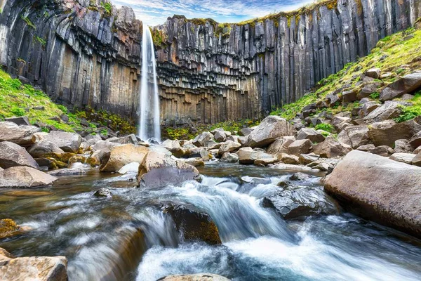 Incredibile vista della cascata Svartifoss con colonne di basalto su Sout — Foto Stock