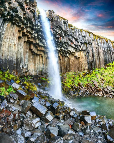 Csodálatos kilátás a Svartifoss vízesés bazalt oszlopok sout — Stock Fotó