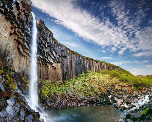 Sout bazalt sütunlar ile Svartifoss şelale Amazing görünümü