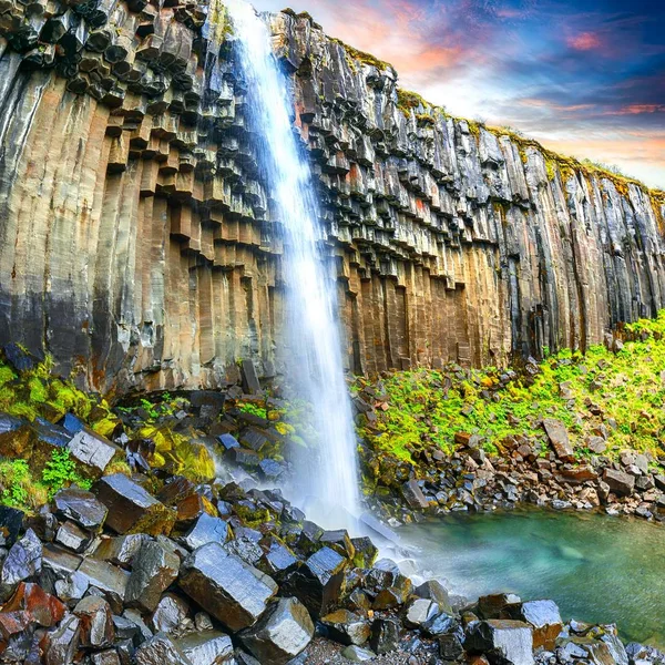 Incredibile vista della cascata Svartifoss con colonne di basalto su Sout — Foto Stock