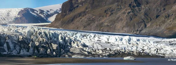 Niesamowity widok Skaftafellsjokull lodowcowy język i wulkaniczny mo — Zdjęcie stockowe