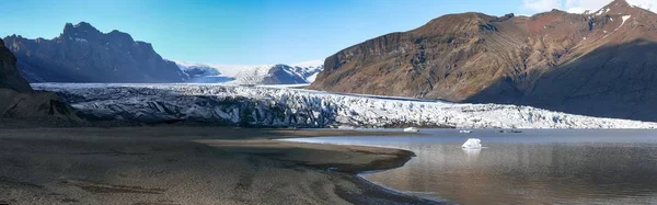 Fantastisk utsikt över Skaftafellsjokull Glacier Tongue och Volcanic Mo — Stockfoto