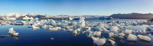 Paisagem bonita com icebergs flutuantes em Jokulsarlon glaci — Fotografia de Stock